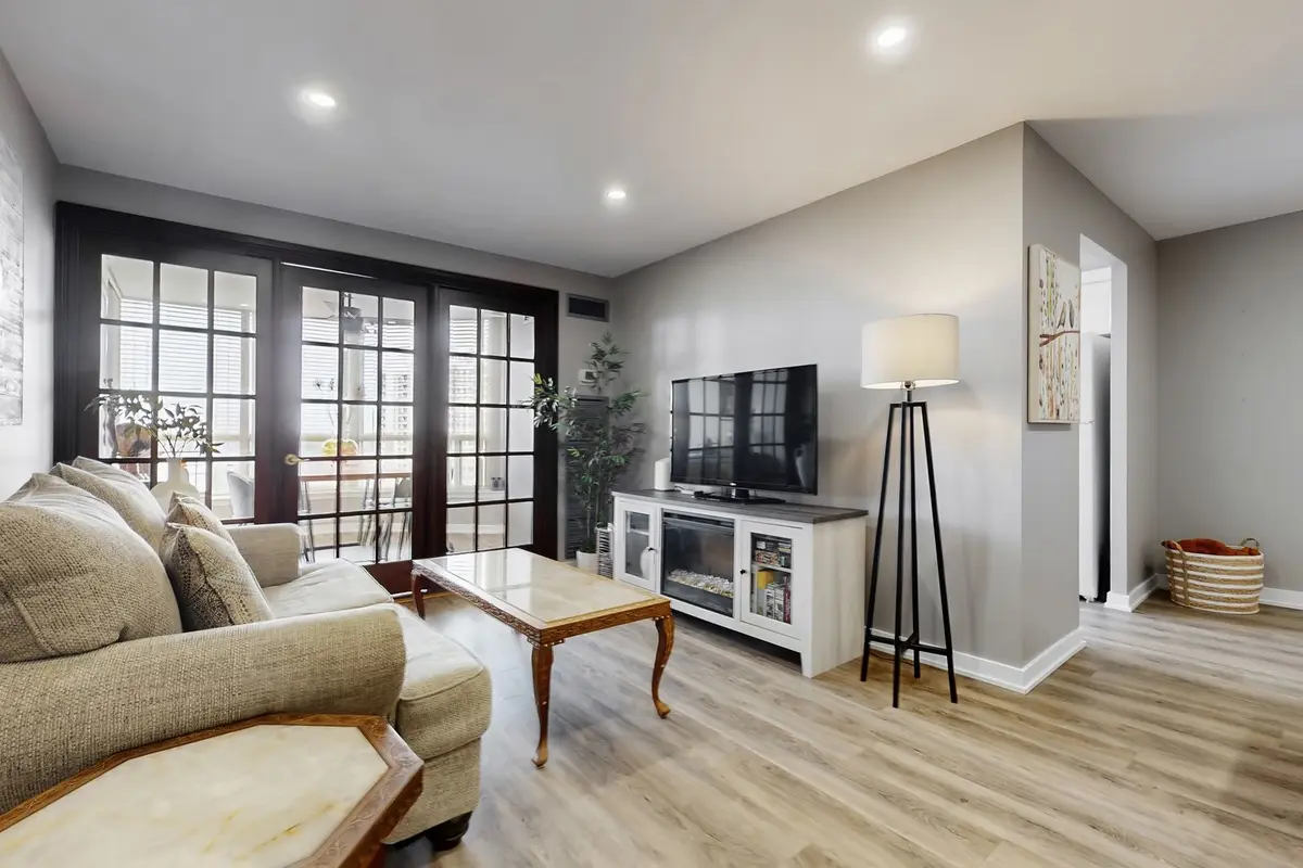 1880 VALLEY FARM RD #924, Pickering, ON L1V 6B3