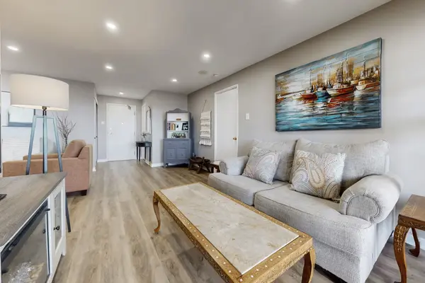 1880 VALLEY FARM RD #924, Pickering, ON L1V 6B3