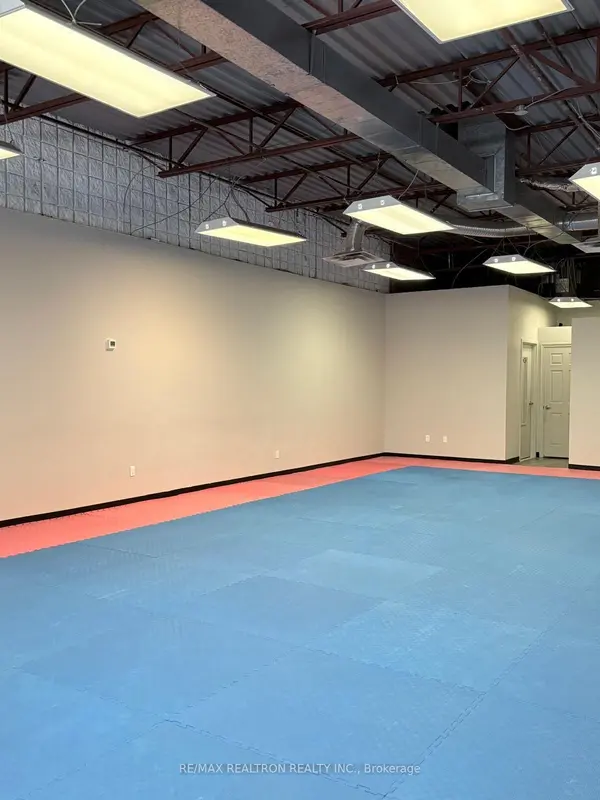 2 Allaura BLVD #4, Aurora, ON L4G 3S6