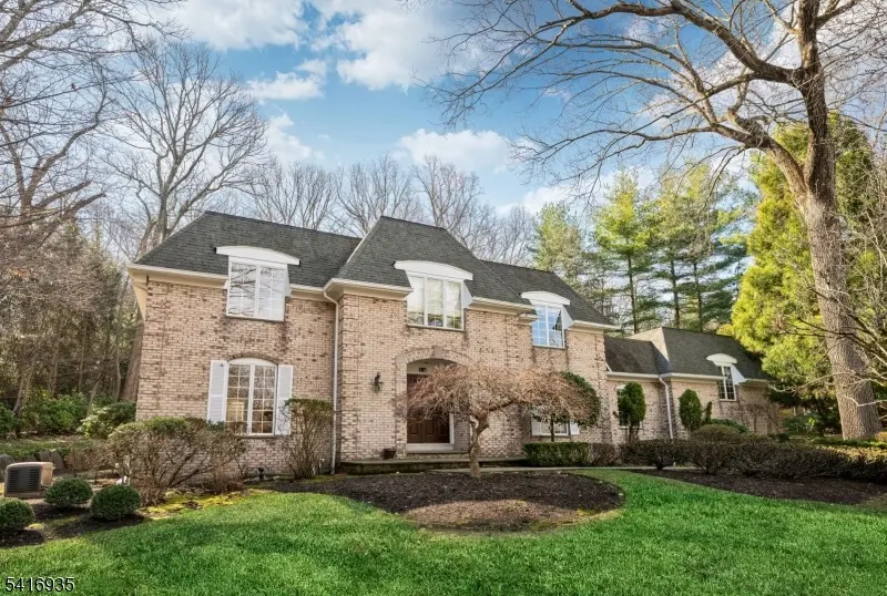 14 Adams Dr, Cresskill Boro, NJ 07626