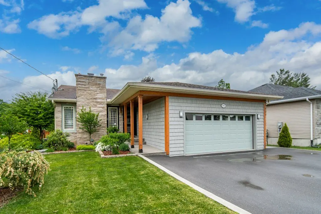 252 Bridge ST W, Greater Napanee, ON K7R 3S8