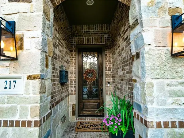 217 Warwick Boulevard, Lewisville, TX 75056