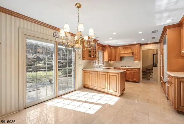 14 Adams Dr, Cresskill Boro, NJ 07626