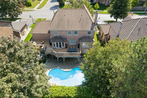 22 Trillium DR, Aurora, ON L4G 5X9