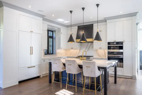 4 Braywin DR, Toronto W09, ON M9P 2P1