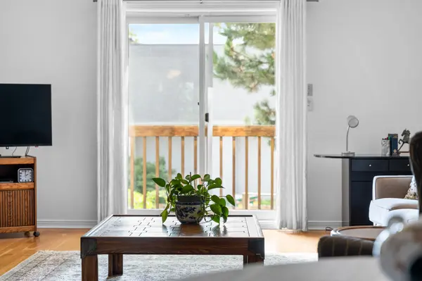 1916 Russell RD, Elmvale Acres And Area, ON K1G 1L6