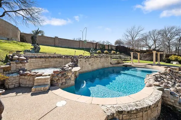 6132 Terrace Oaks Lane, Fort Worth, TX 76112