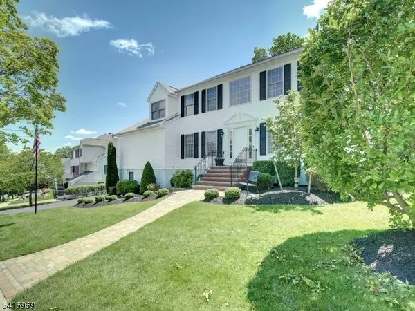 37 Fox Chase Ln, Roxbury Twp., NJ 07852