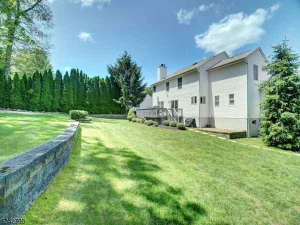 37 Fox Chase Ln, Roxbury Twp., NJ 07852