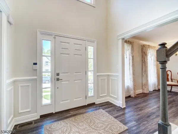 37 Fox Chase Ln, Roxbury Twp., NJ 07852