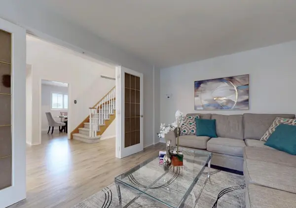 15 Ribblesdale DR, Whitby, ON L1N 6Z3