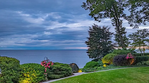 6 Ennisclare DR W, Oakville, ON L6J 4N2