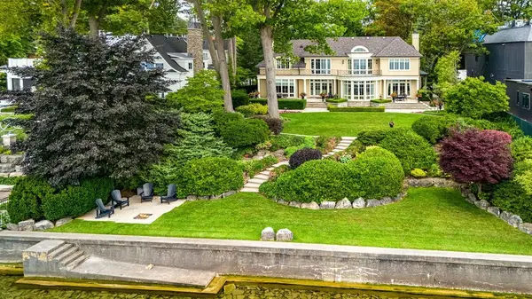 6 Ennisclare DR W, Oakville, ON L6J 4N2