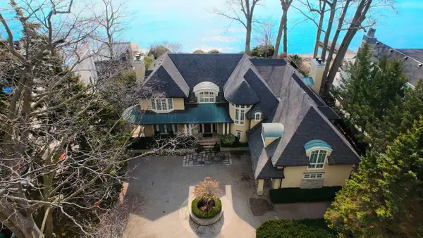 6 Ennisclare DR W, Oakville, ON L6J 4N2