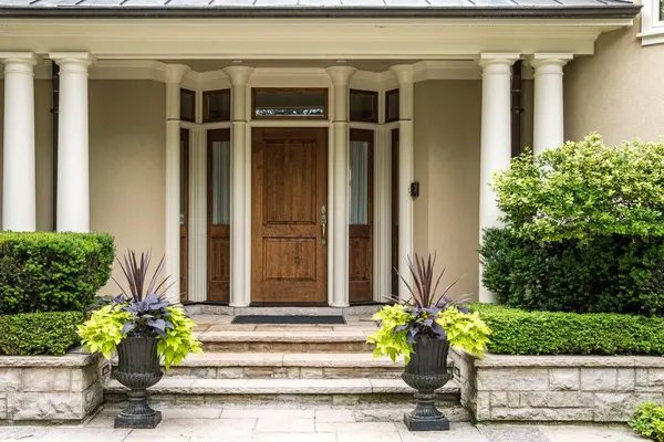 6 Ennisclare DR W, Oakville, ON L6J 4N2