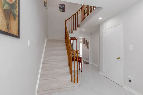 61 Kingknoll DR, Brampton, ON L6Y 3G6