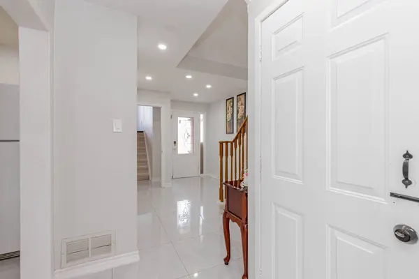 61 Kingknoll DR, Brampton, ON L6Y 3G6