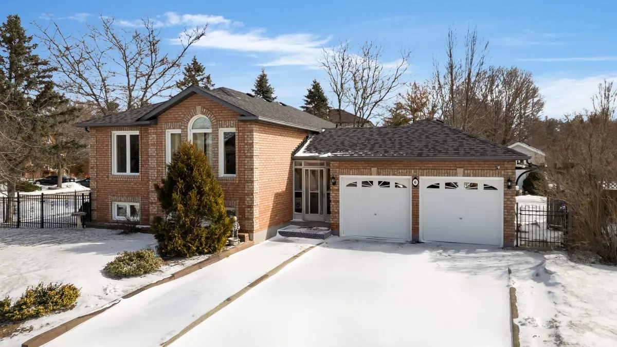 6 Carolyne ST, Essa, ON L3W 0J8