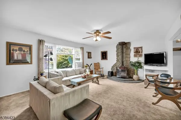 92 Lakeview Ter, Oakland Boro, NJ 07436