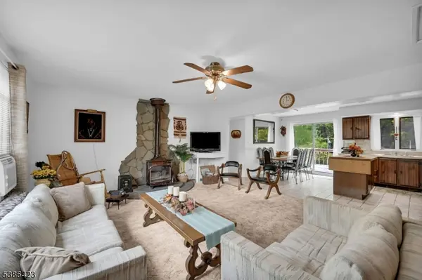 92 Lakeview Ter, Oakland Boro, NJ 07436