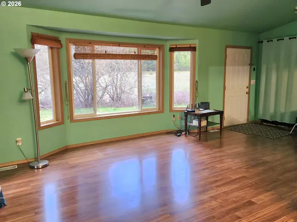 136 SLEEPY HOLLOW RD, White Salmon, WA 98672