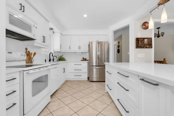 6 Carolyne ST, Essa, ON L3W 0J8