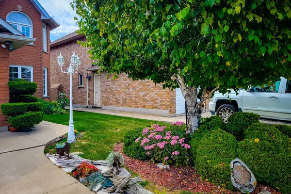 146 Locheed DR, Hamilton, ON L8T 4Z7