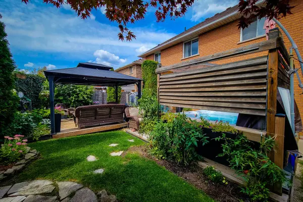 146 Locheed DR, Hamilton, ON L8T 4Z7