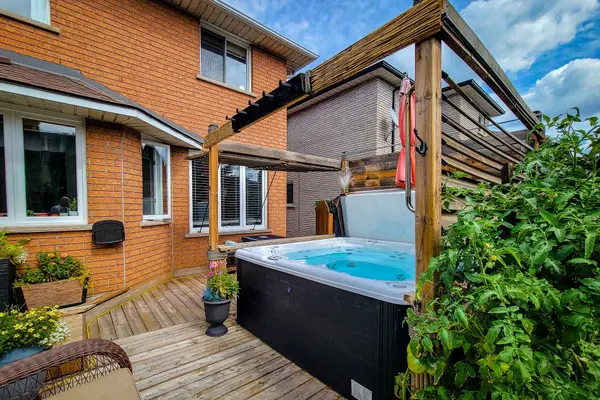 146 Locheed DR, Hamilton, ON L8T 4Z7