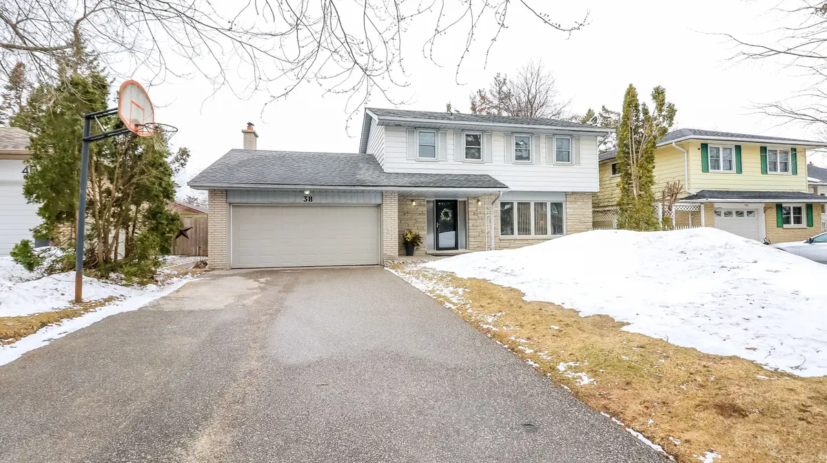 38 Peacock LN, Barrie, ON L4N 3R8