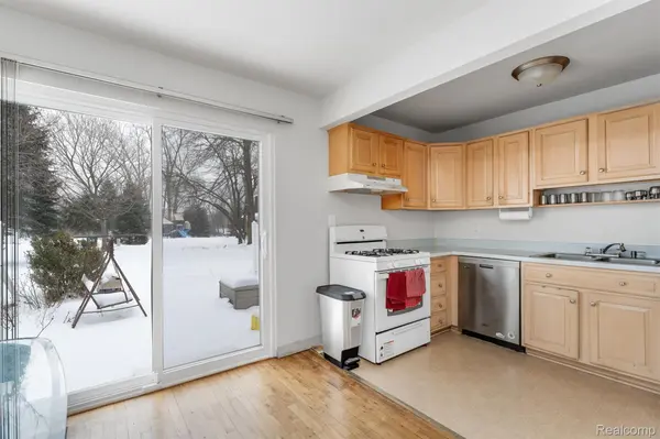 45704 Kensington St, Utica, MI 48317