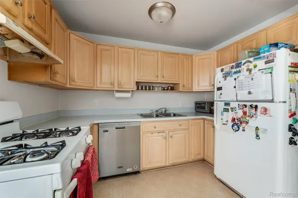 45704 Kensington St, Utica, MI 48317