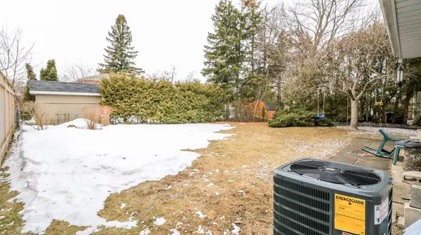 38 Peacock LN, Barrie, ON L4N 3R8