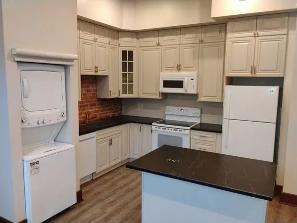 251 Front ST #1, Belleville, ON K8N 2Z6