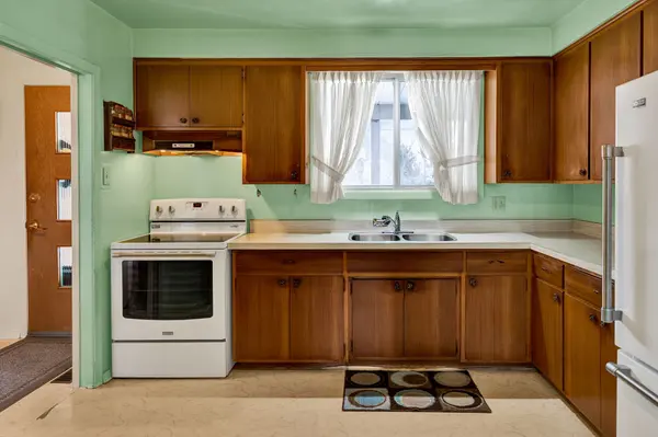 396 Fischer Hallman RD, Kitchener, ON N2M 4Y1