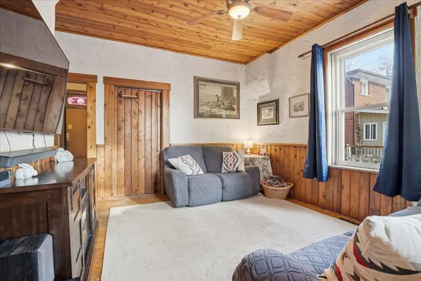 298 Queen ST W, Cambridge, ON N3C 1G7