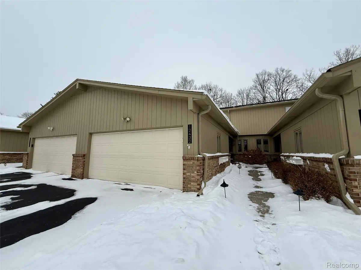 12432 Pinecrest DR #28, Plymouth Charter Township, MI 48170