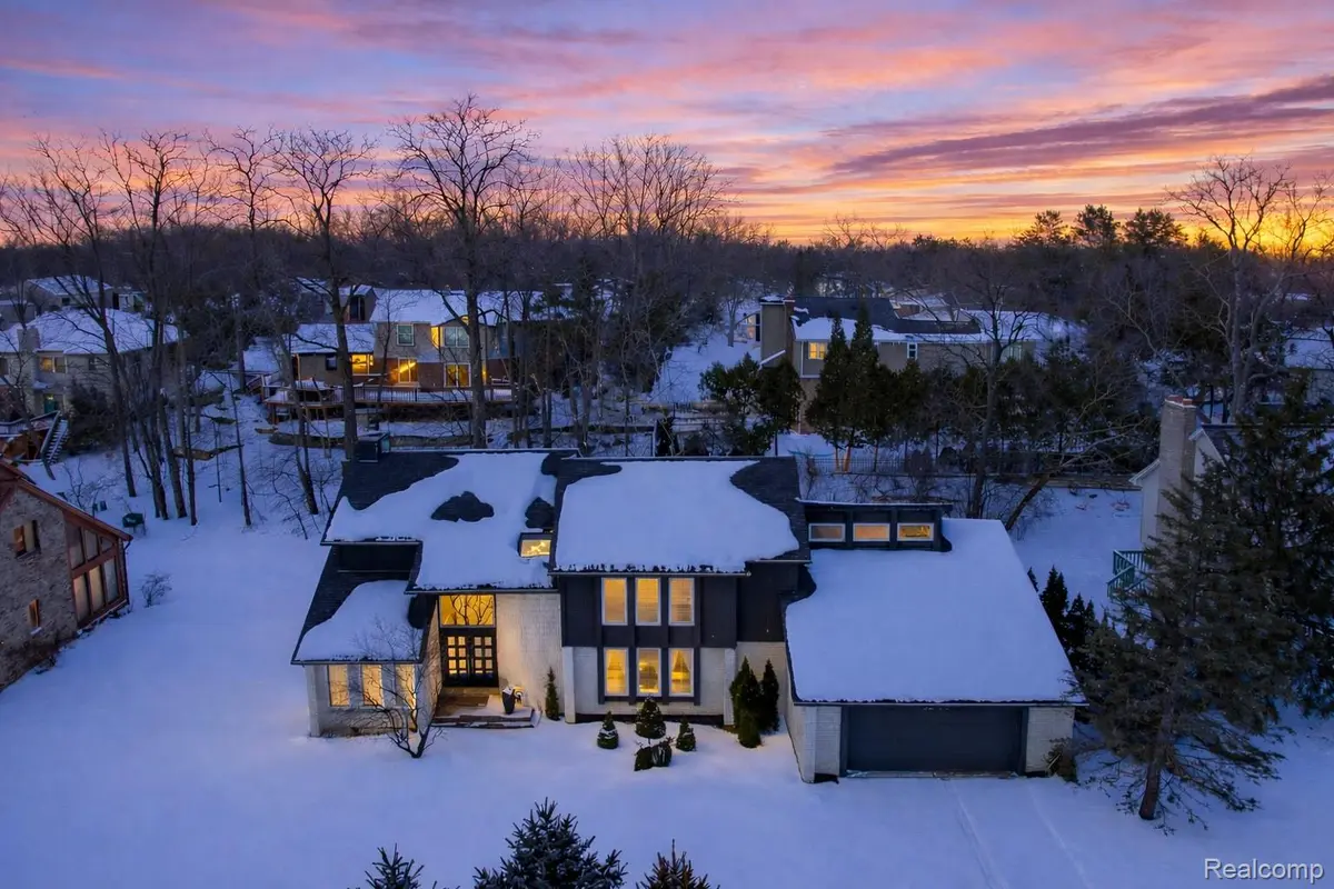 5292 Pond Bluff DR, West Bloomfield Charter Township, MI 48323