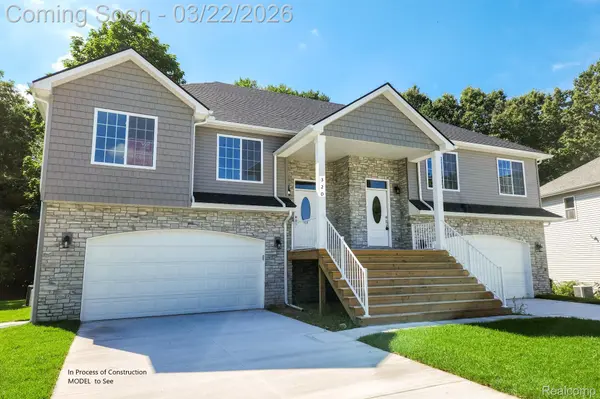 295 Whispering Pines DR #13, Fenton, MI 48430