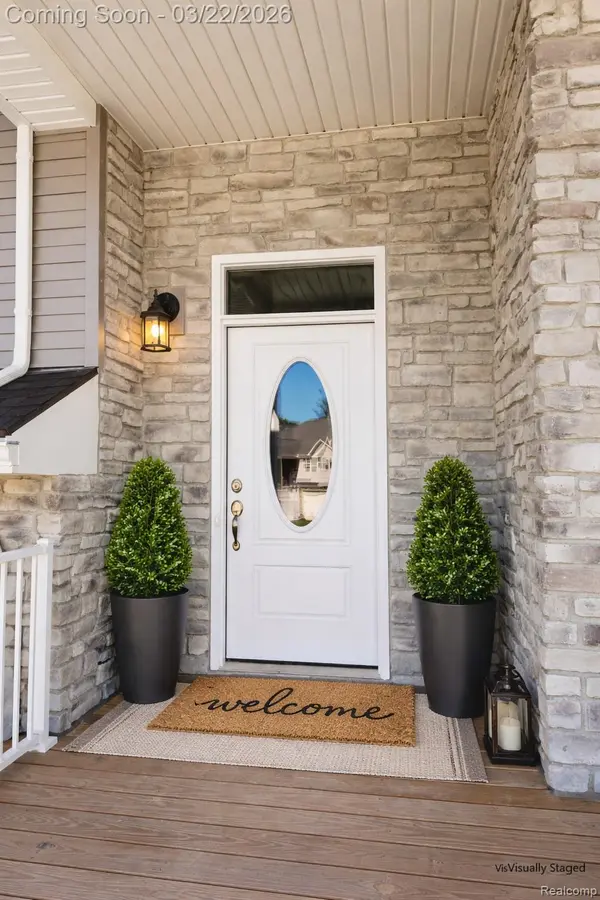 295 Whispering Pines DR #13, Fenton, MI 48430