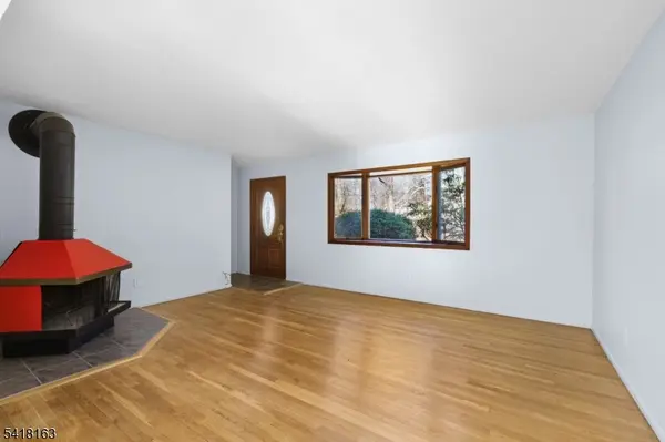 18 Kendall Dr, Ringwood Boro, NJ 07456