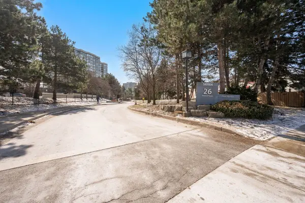 26 Hanover RD #1012, Brampton, ON L6S 4T2