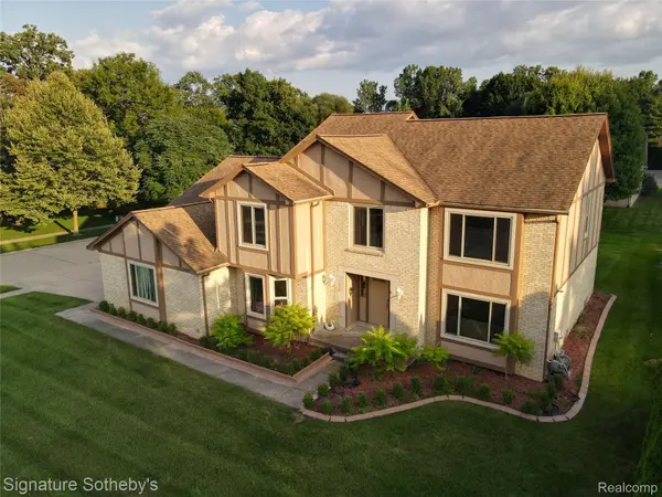 6710 WESTPOINTE DR, Troy, MI 48085