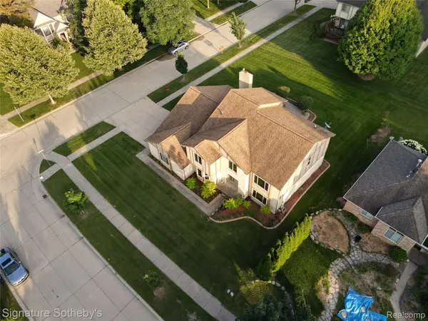 6710 WESTPOINTE DR, Troy, MI 48085