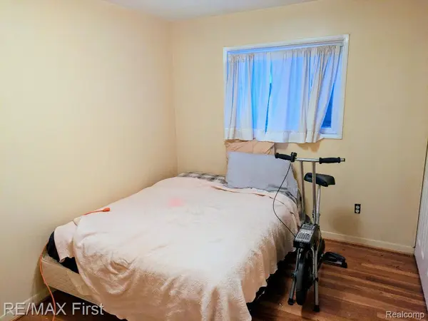 247 Hecht DR, Madison Heights, MI 48071