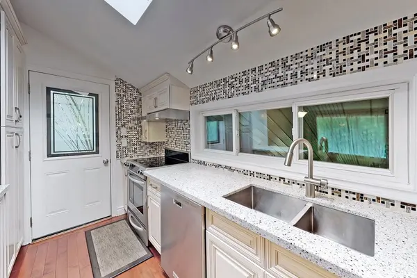 16 Sandalwood PL, Toronto C13, ON M3B 1L6