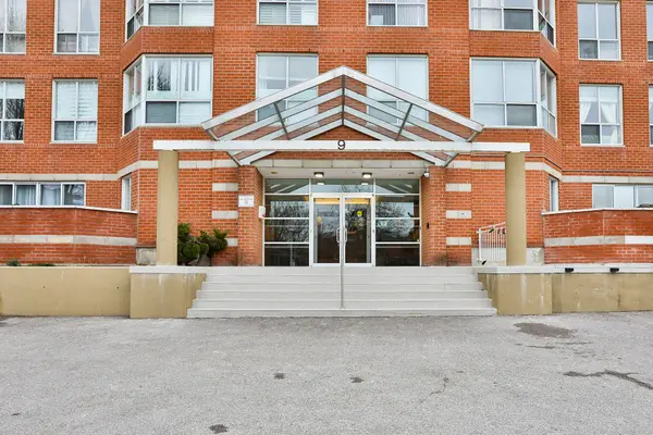 9 Chalmers RD #101, Richmond Hill, ON L4B 3N3