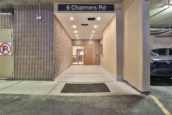 9 Chalmers RD #101, Richmond Hill, ON L4B 3N3