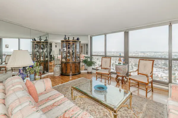 2010 Islington AVE #2302, Toronto W09, ON M9P 3S8