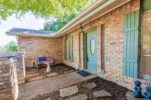 1917 Rock Creek Drive, Grand Prairie, TX 75050